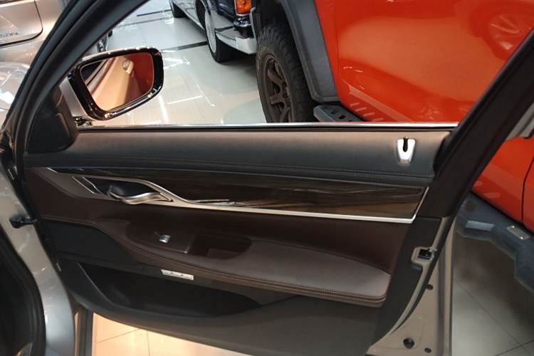 BMW M760Le 2017 #25 BMW M760Le 2017 car image #25