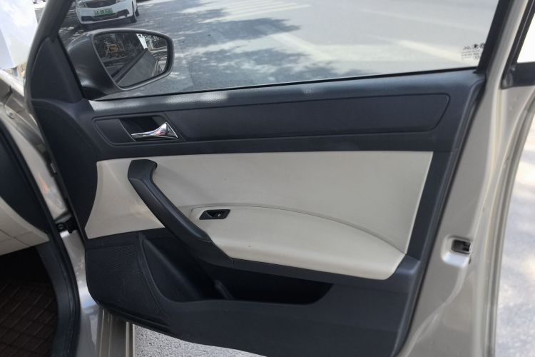 Skoda Rapid 2017 car image #25