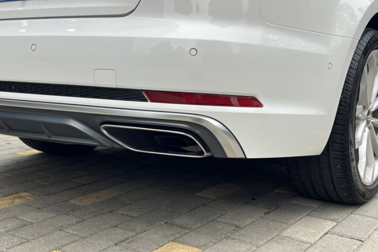 Audi A4 2019 car image #25