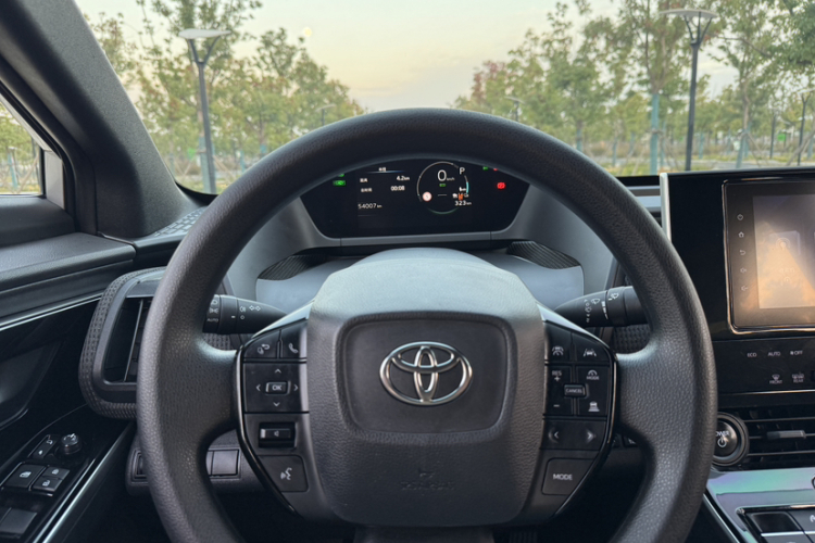 Toyota bZ4X 2022 immagine di auto #25