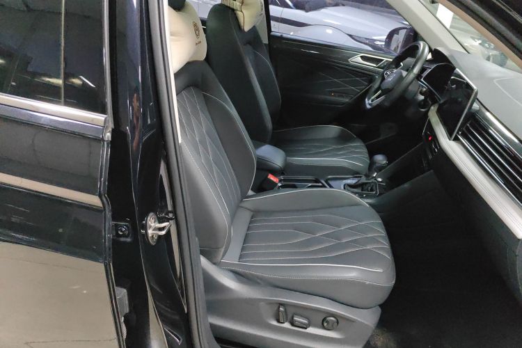 Volkswagen Tiguan L 2022 imagen de coche #25