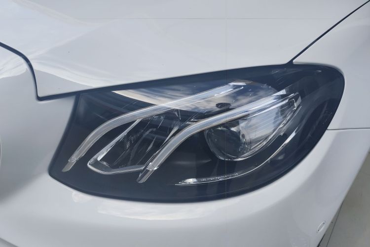 Mercedes-Benz E Class 2018 immagine di auto #25