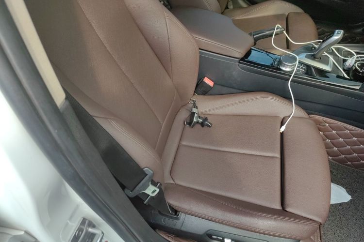 BMW 3 Series 2019 car image #25