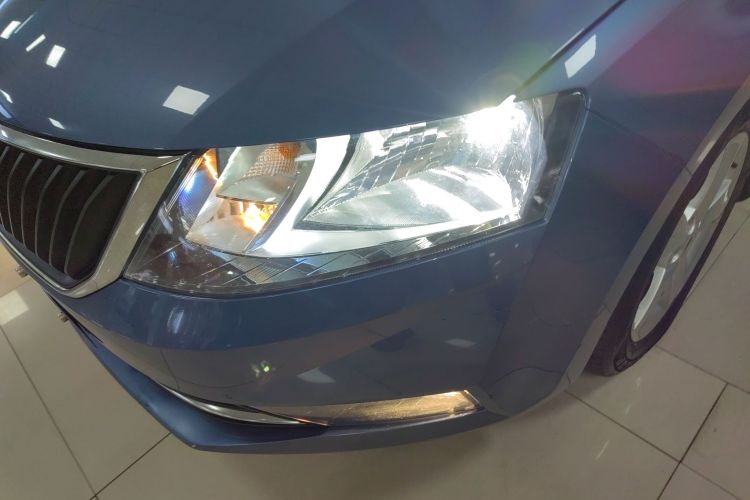 Skoda Rapid Spaceback 2018 car image #25