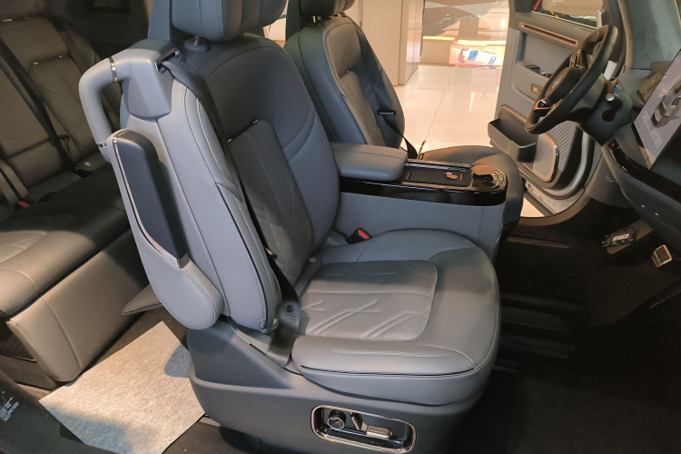 极氪 极氪MIX 2024 汽车图片 #25