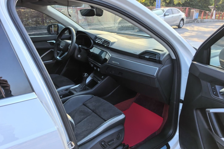 Audi Q3 2019 car image #25