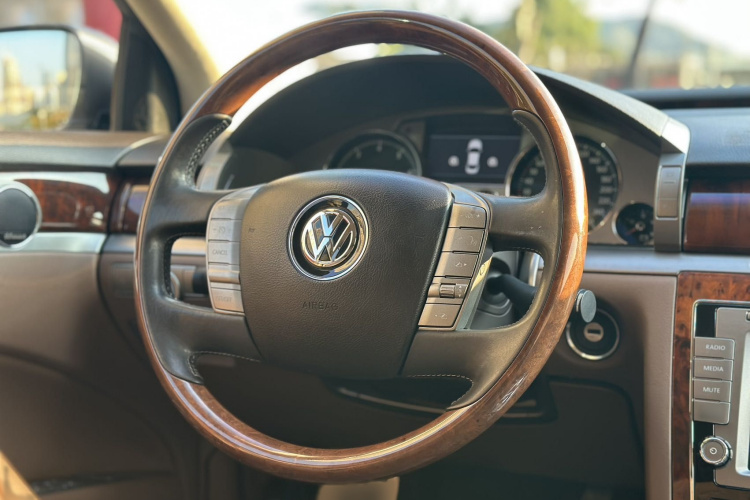 Volkswagen Pheaton 2012 immagine di auto #25