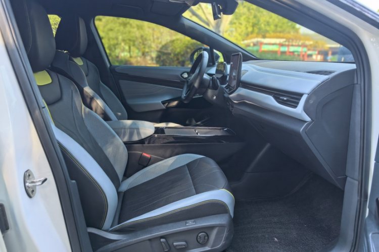 Volkswagen ID.4 X 2025 car image #25