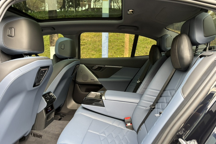 BMW i5 2024 car image #25