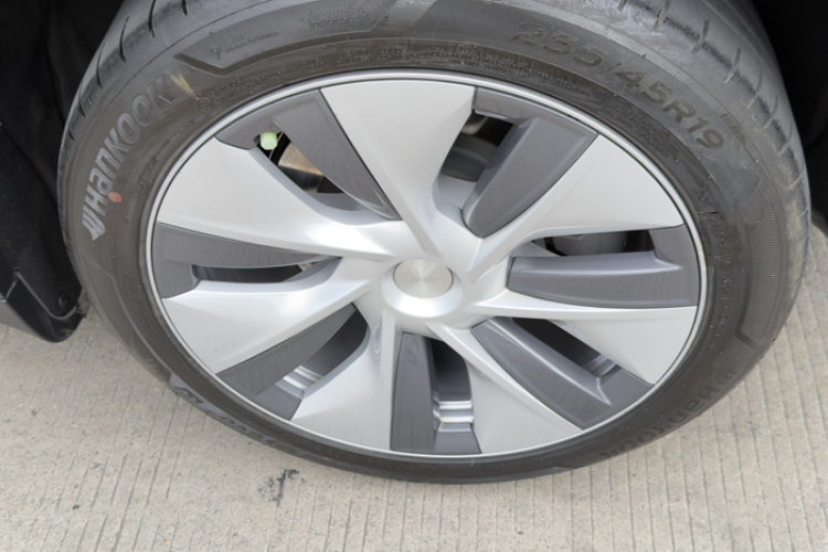 Tesla Model Y 2023 car image #25