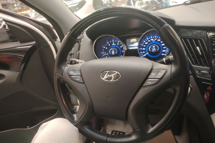 Hyundai Sonata 2015 car image #25