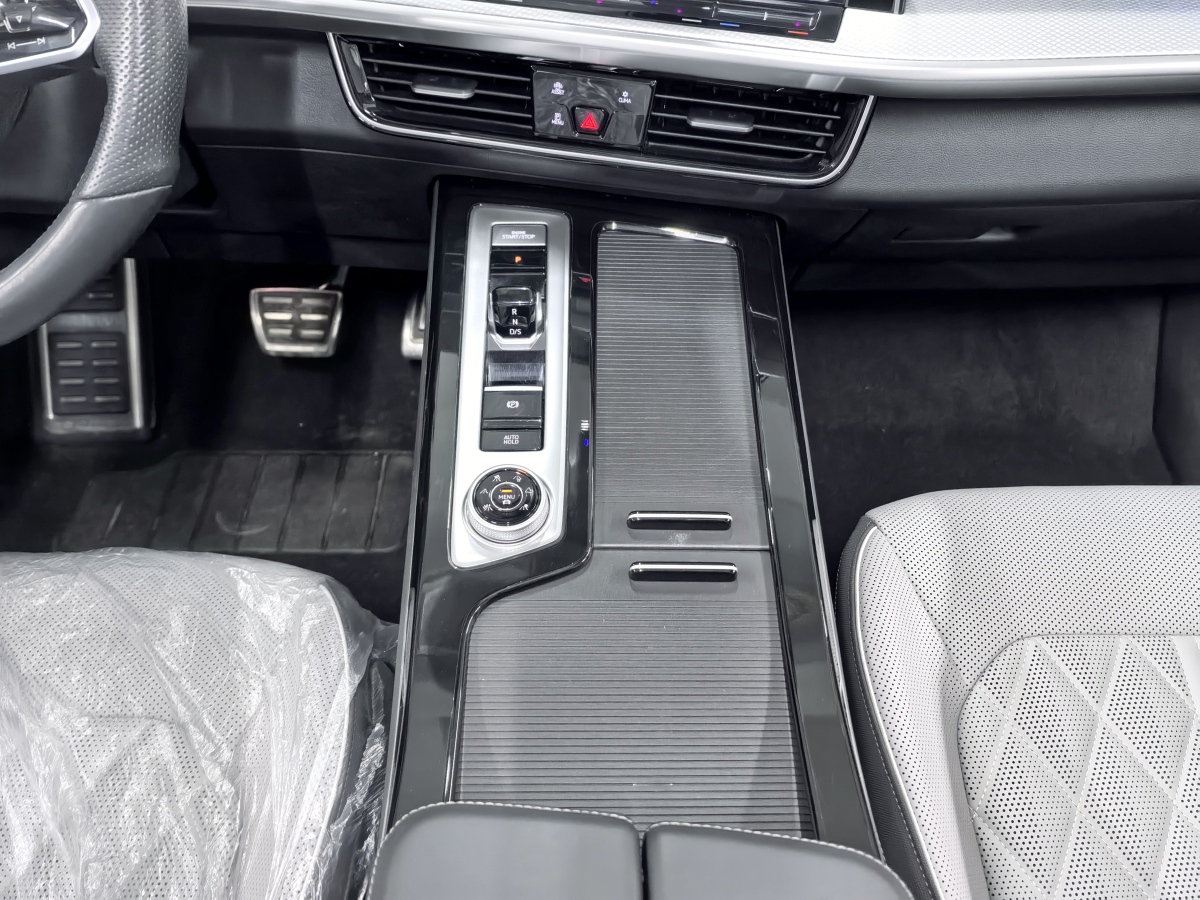 Volkswagen Tavendor 2023 car image #25