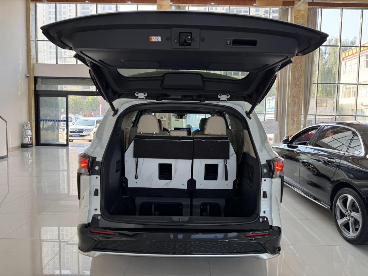 Toyota Granvia 2024 car image #25