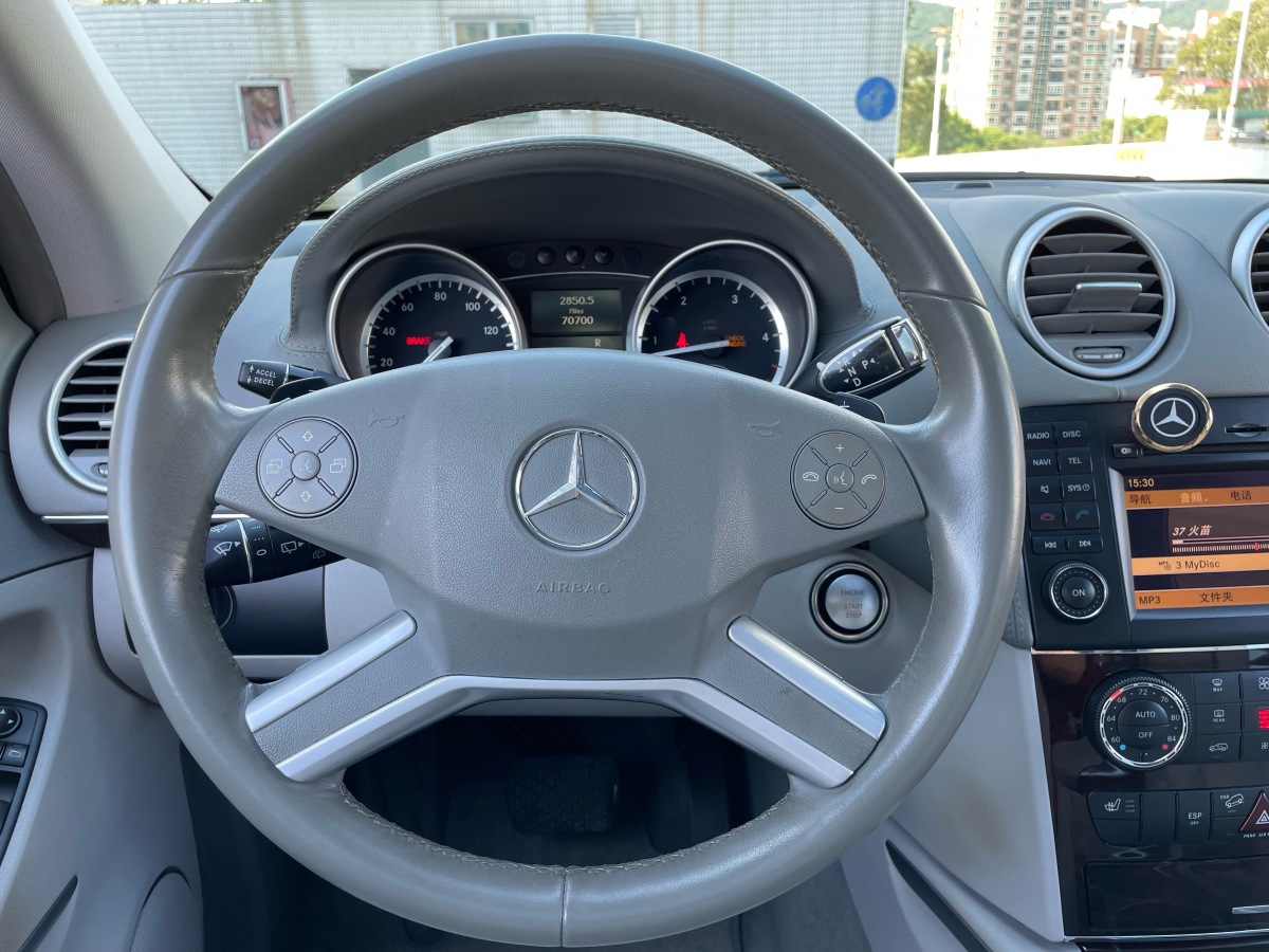 Mercedes-Benz GL Class 2010 car image #25