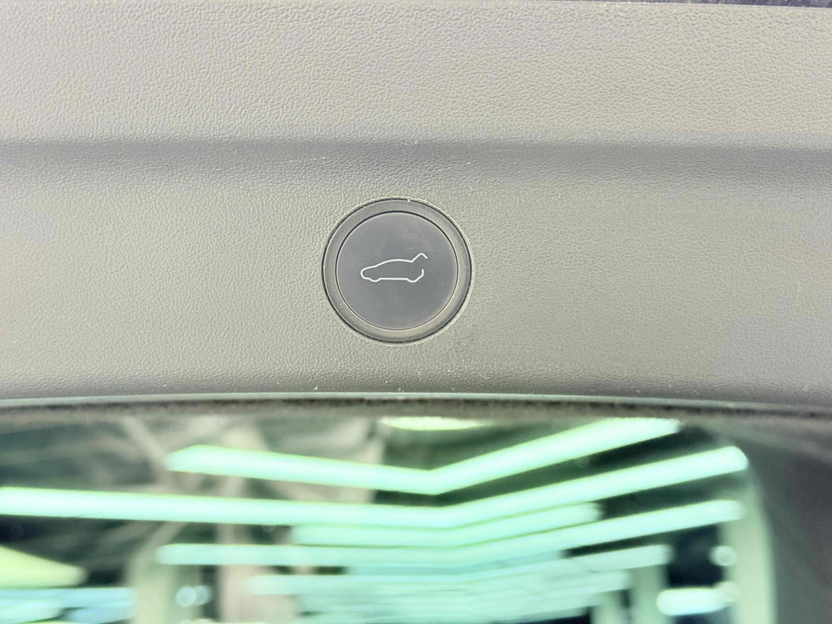 Tesla Model Y 2023 car image #25