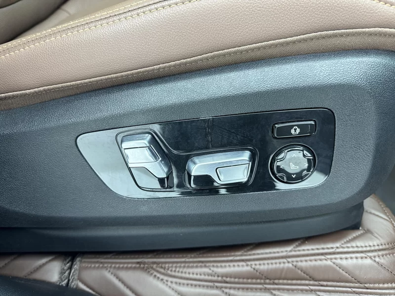 BMW X7 M60i 2021 #25 BMW X7 M60i 2021 car image #25