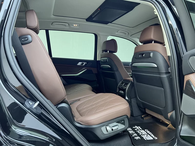 BMW X7 M60i 2023 car image #25