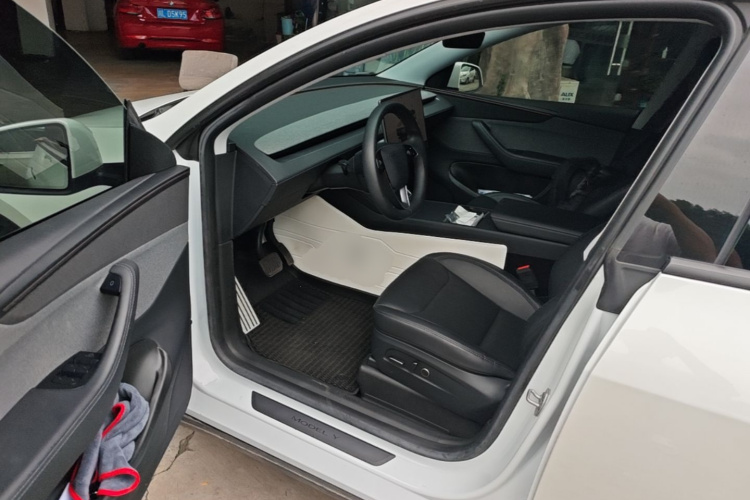 Tesla Model Y 2025 #16 Tesla Model Y 2025 car image #16