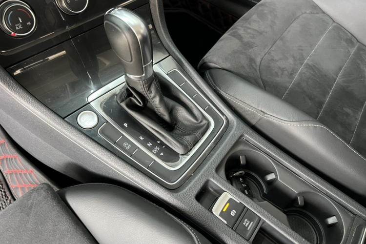 Volkswagen Golf 2019 car image #18