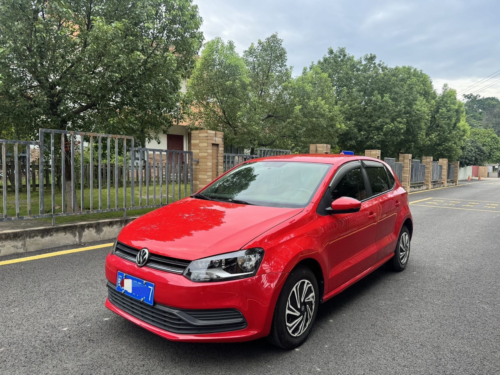 Volkswagen Polo 2015 car image 