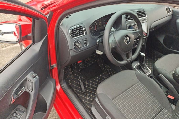 Volkswagen Polo 2014 car image #16