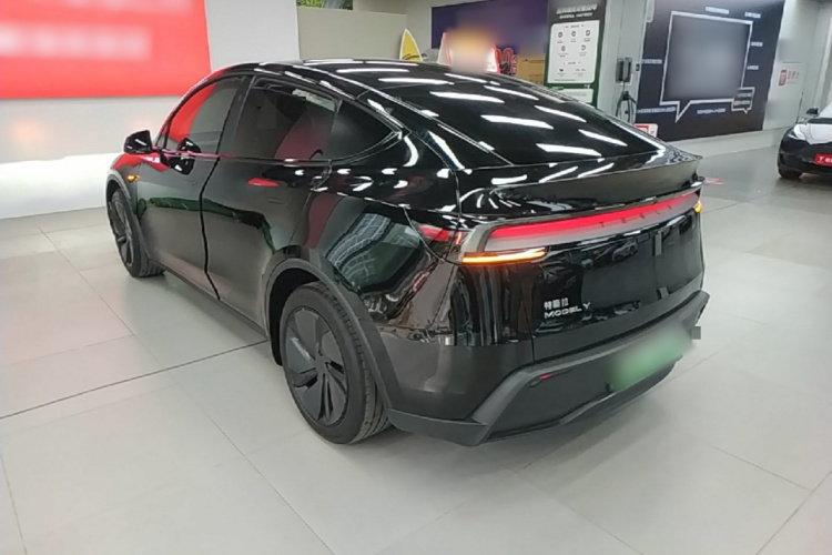 Tesla Model Y 2025 #5 Tesla Model Y 2025 car image #5