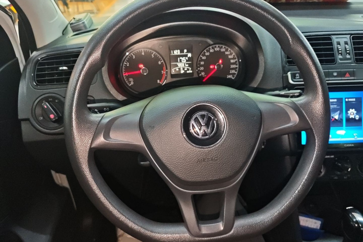 Volkswagen Polo 2019 car image #11