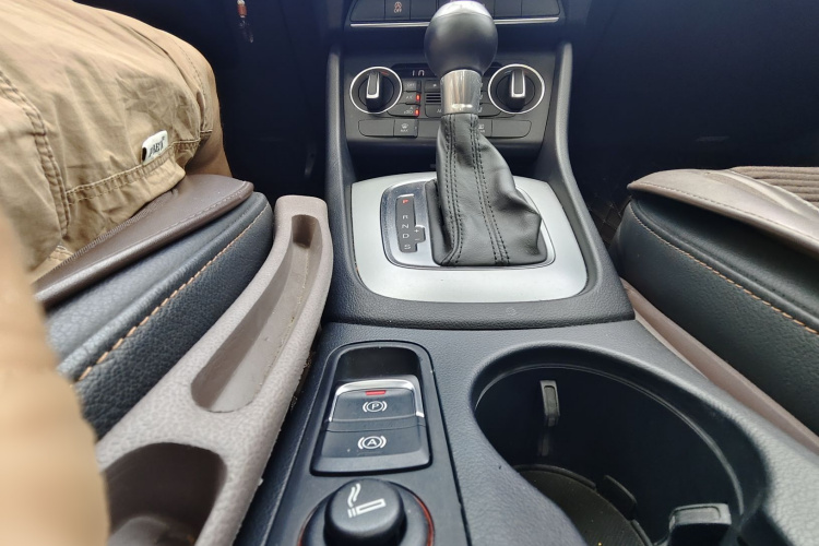 Audi Q3 2018 car image #23