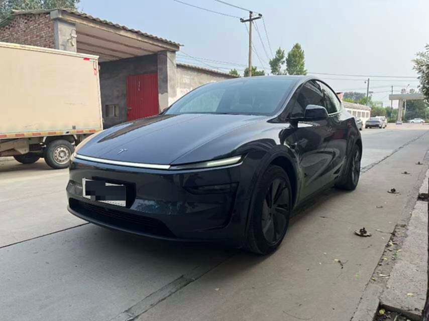 Tesla Model Y 2025 #2 Tesla Model Y 2025 car image #2