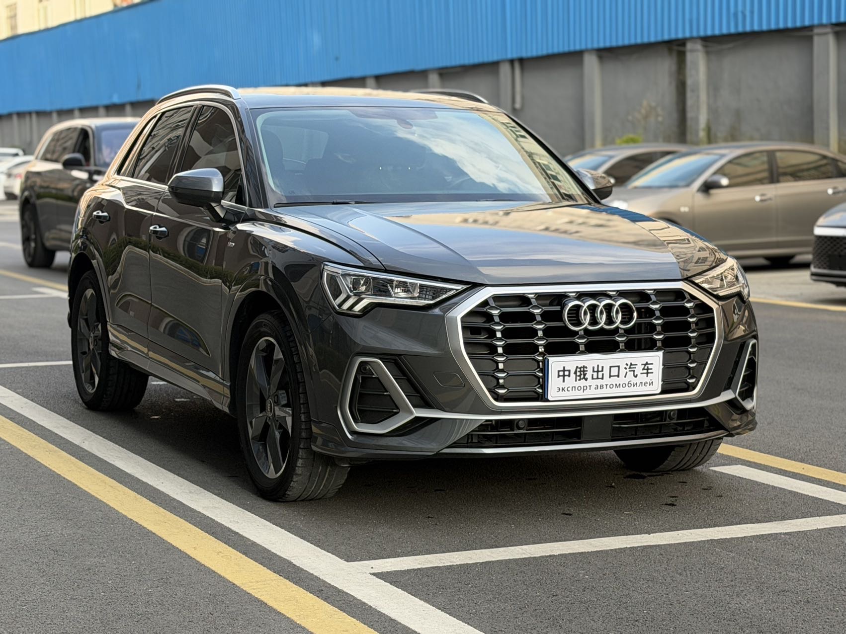 Audi Q3 2022 car image #3