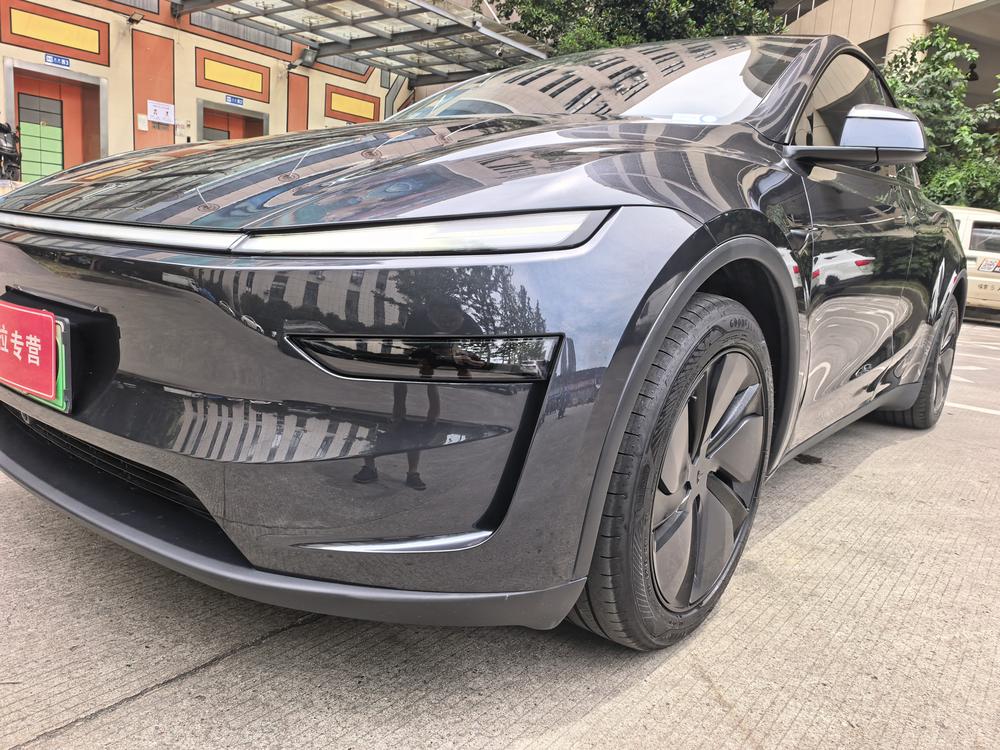 Tesla Model Y 2025 #9 Tesla Model Y 2025 car image #9