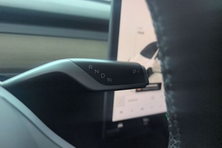 Tesla Model Y 2023 car image #14