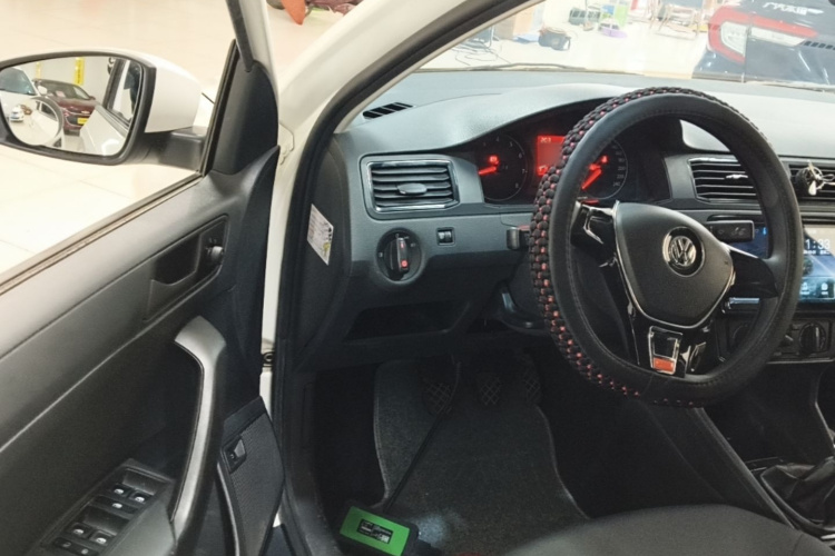 Volkswagen Santana 2020 imagen de coche #16