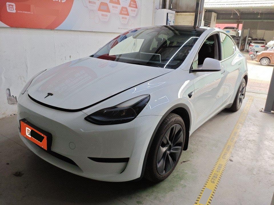Tesla Model Y 2024 immagine di auto 