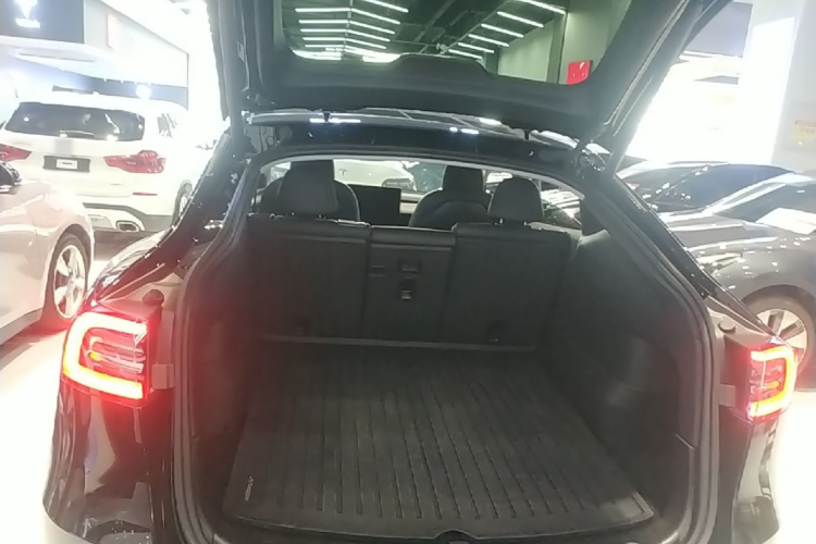 Tesla Model Y 2023 car image #21