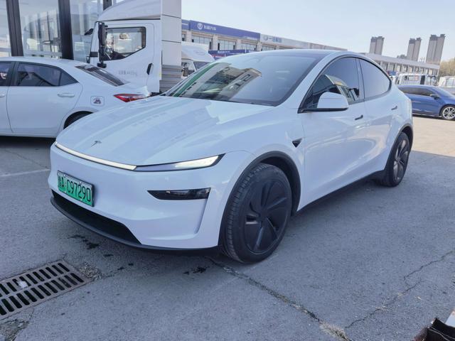 Tesla Model Y 2025 #16 Tesla Model Y 2025 car image #16