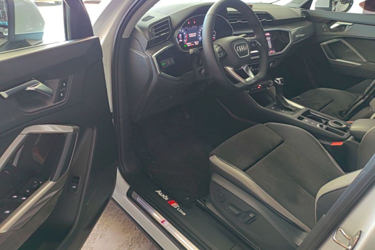 Audi Q3 2020 car image #16