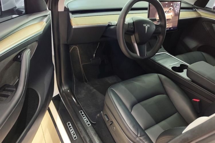 Tesla Model Y 2022 car image #16