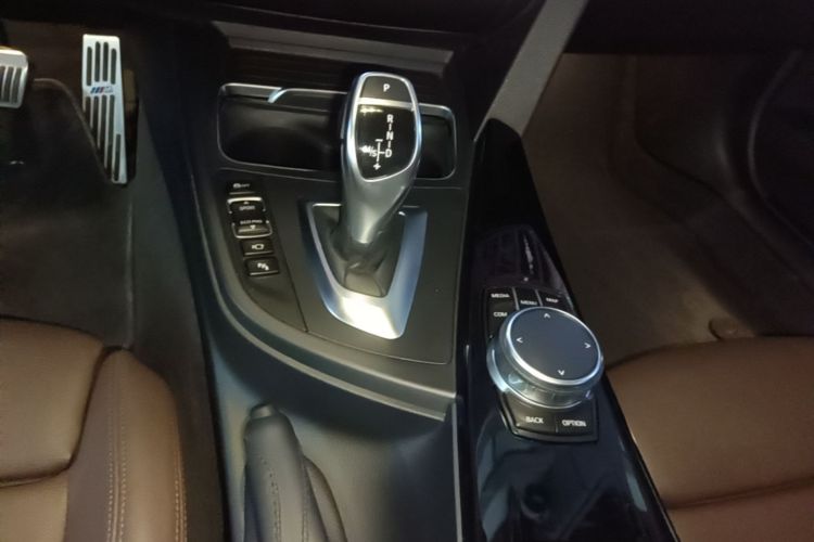 BMW 3 Series 2018 car image #18