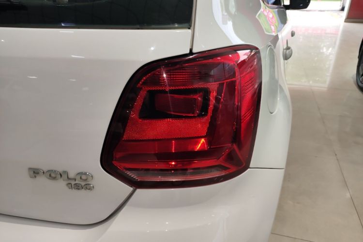 Volkswagen Polo 2016 car image #8