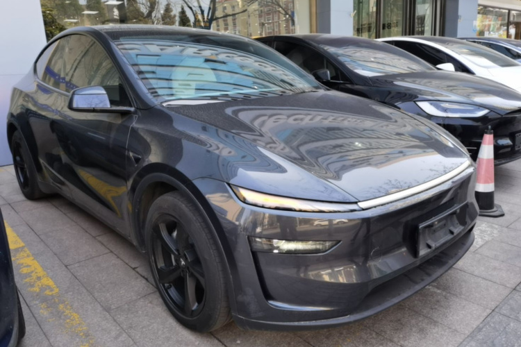 Tesla Model Y 2025 #4 Tesla Model Y 2025 car image #4