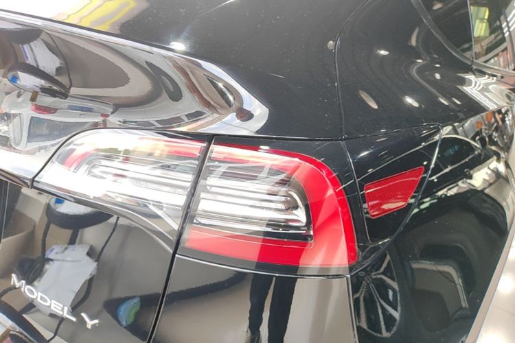 Tesla Model Y 2021 immagine di auto #8