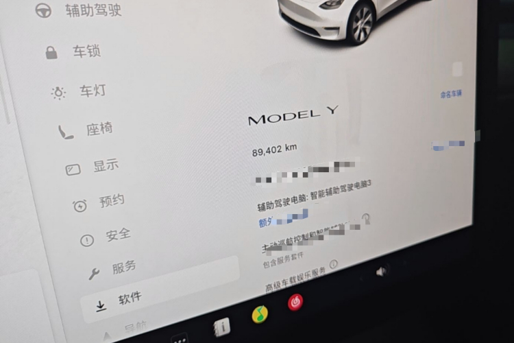 Tesla Model Y 2023 car image #12