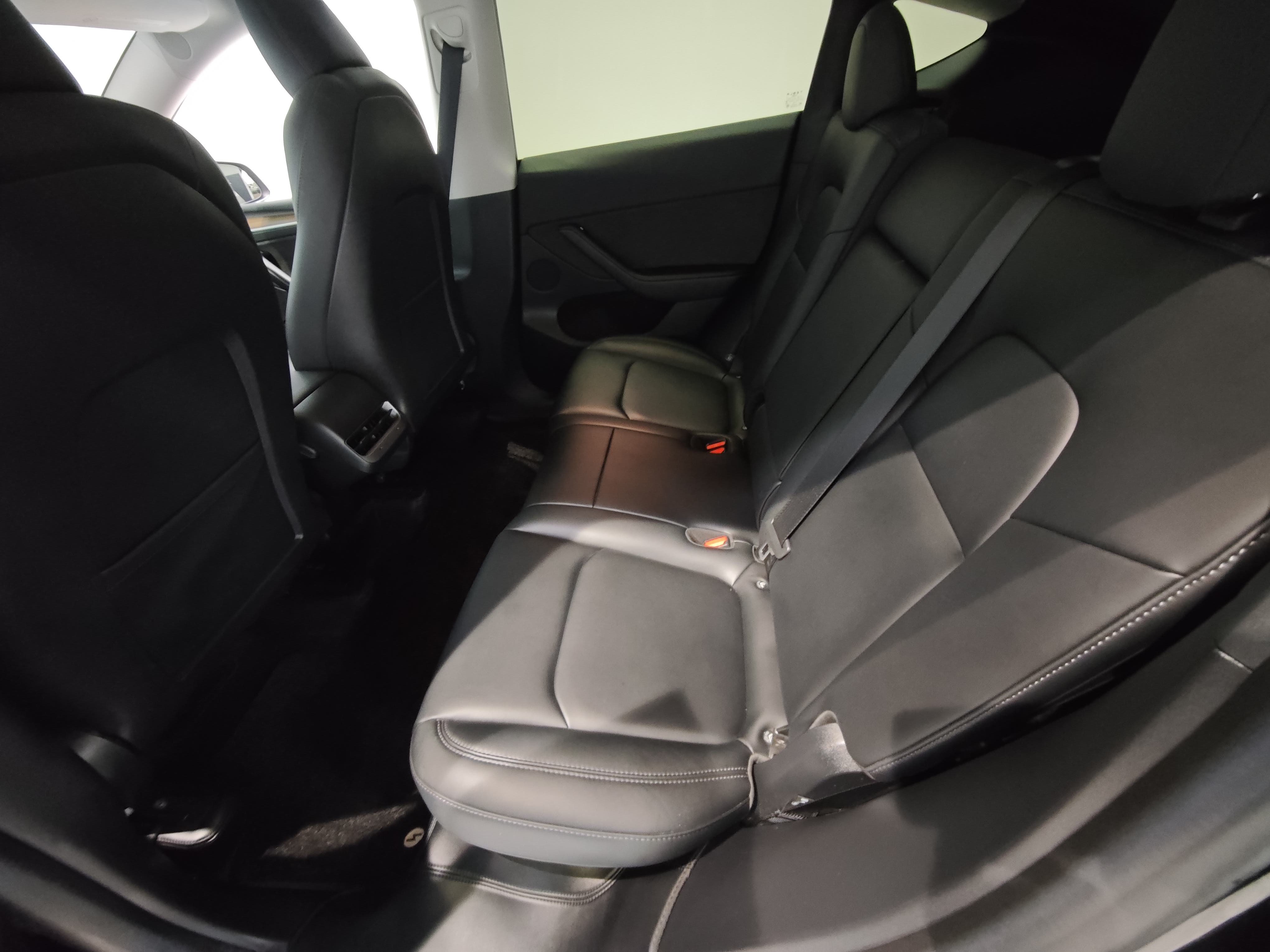 Tesla Model Y 2023 car image #10