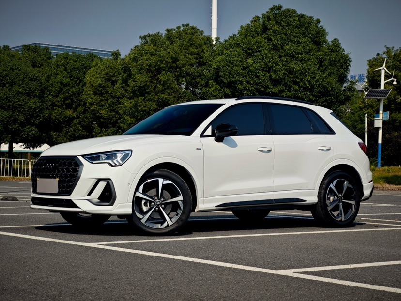 Audi Q3 2025 صورة سيارة 