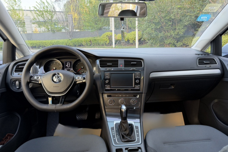 Volkswagen Golf 2018 car image #15