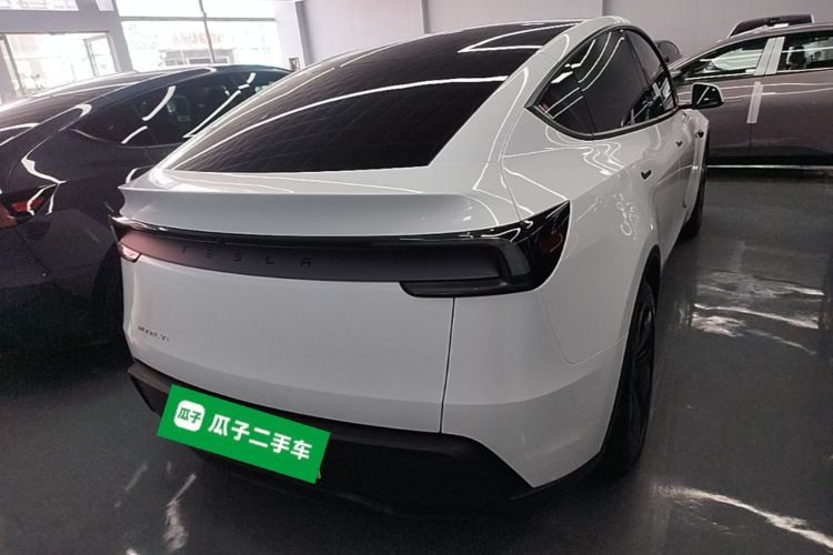 Tesla Model Y 2025 #6 Tesla Model Y 2025 car image #6