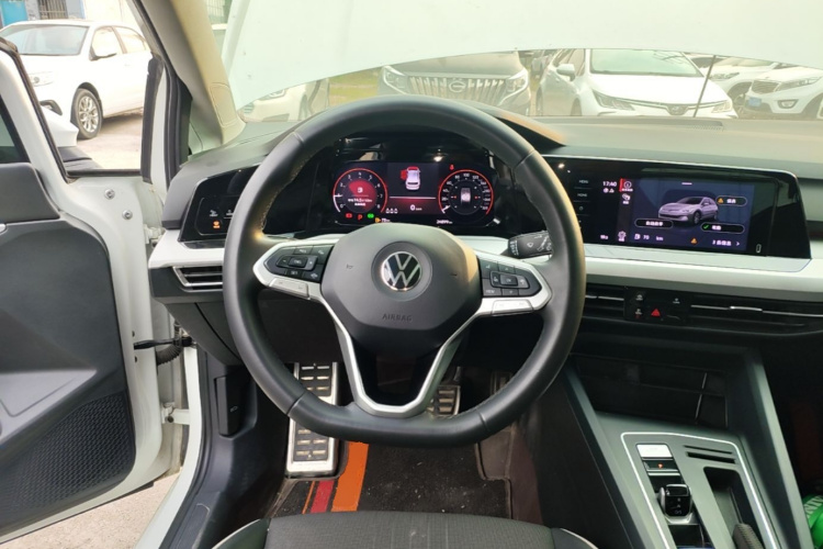 Volkswagen Golf 2023 car image #11
