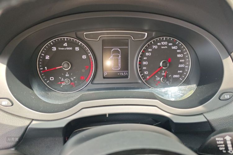 Audi Q3 2018 car image #13