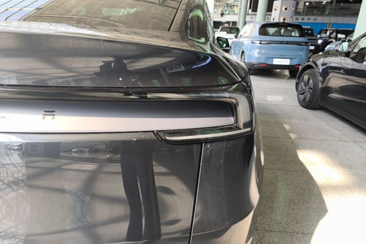 Tesla Model Y 2025 car image #8